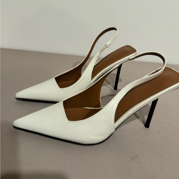 White shoes size 9 - Picture 12 of 16